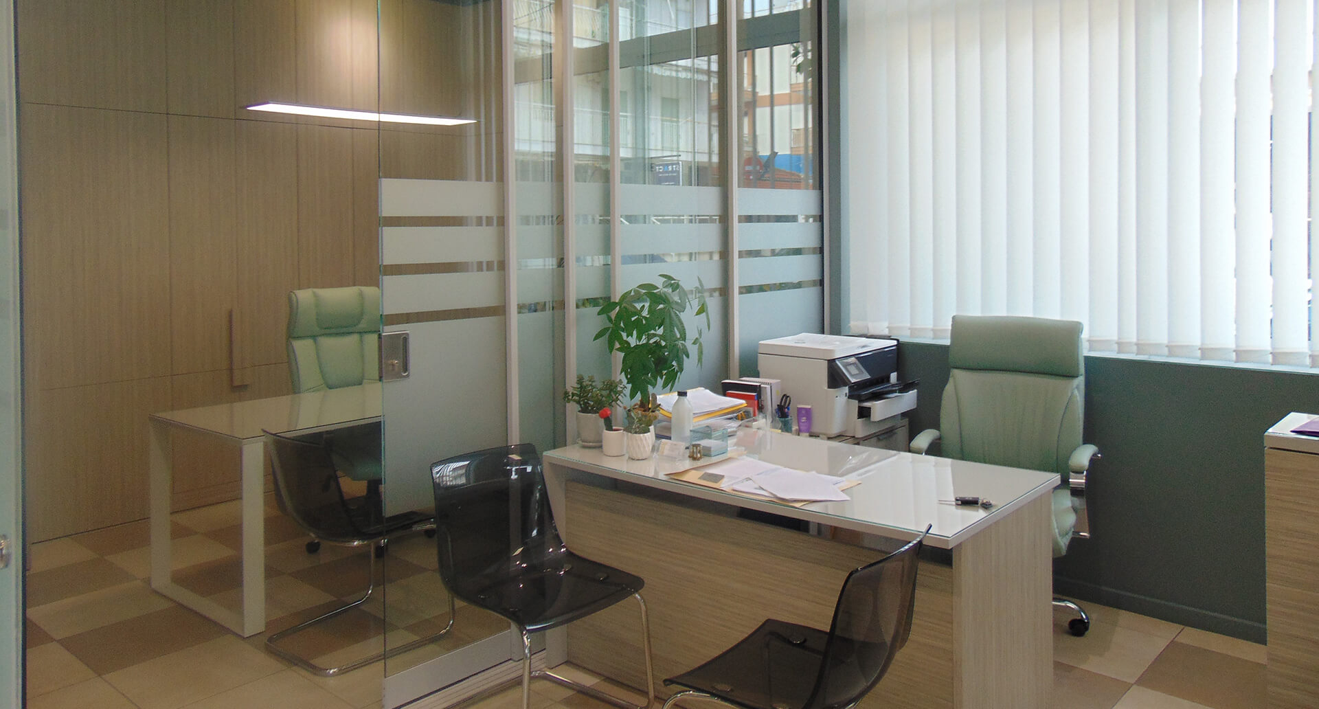 Εσωτερικό χώρος γραφείου με διευθυντικές καρέκλες αυτόματες γυάλινες πόρτες και υαλοπίνακες
