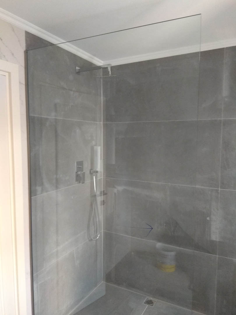 Σταθερή ντουζιέρα σε εσωτερικό μπάνιου διαμερίσματος.