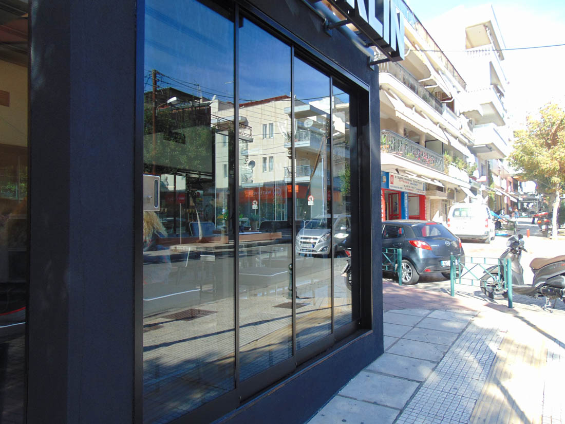 Συρώμενα Συστήματα σε εξωτερικό γωνιακού μαγαζιού εστίασης