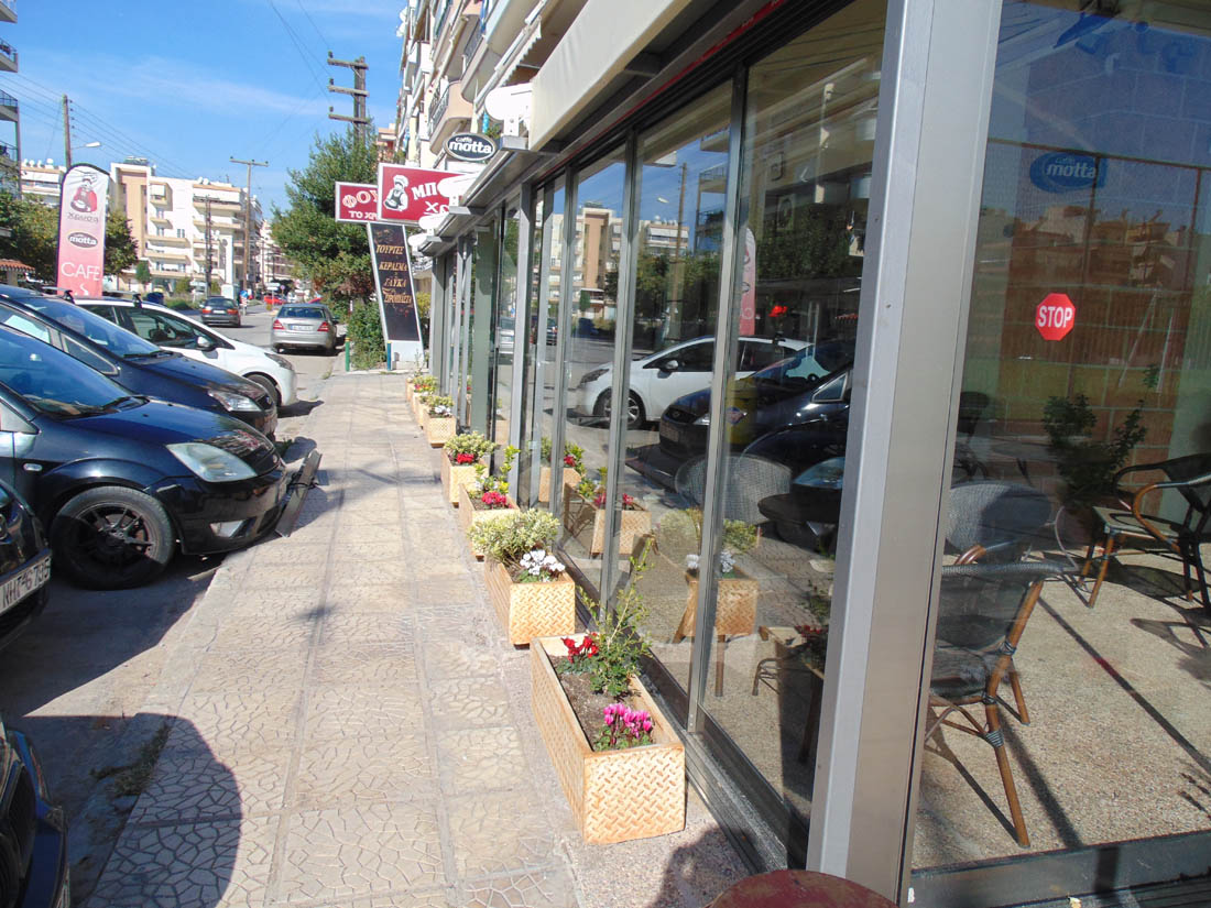Συρόμενα συστήματα σε εξωτερικό γωνιακού μαγαζιού στην Θεσσαλονίκη