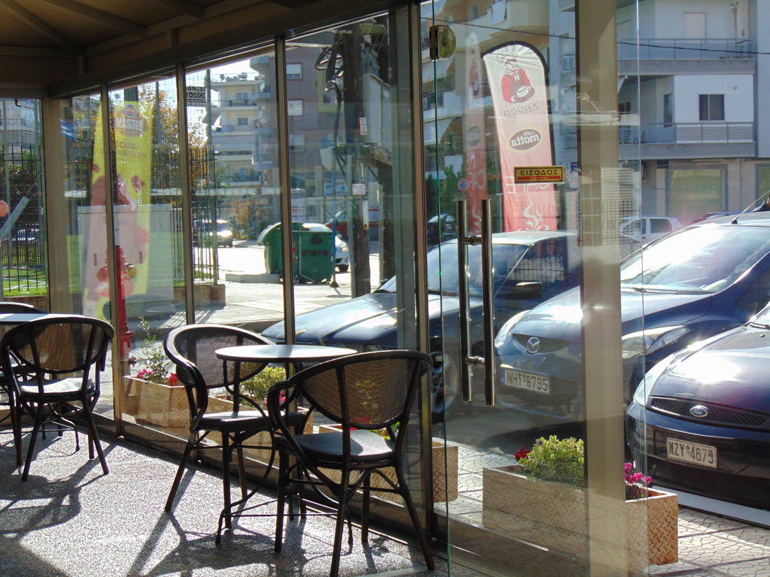 Συρόμενα συστήματα σε εσωρερικό μαγαζιού εστίασης