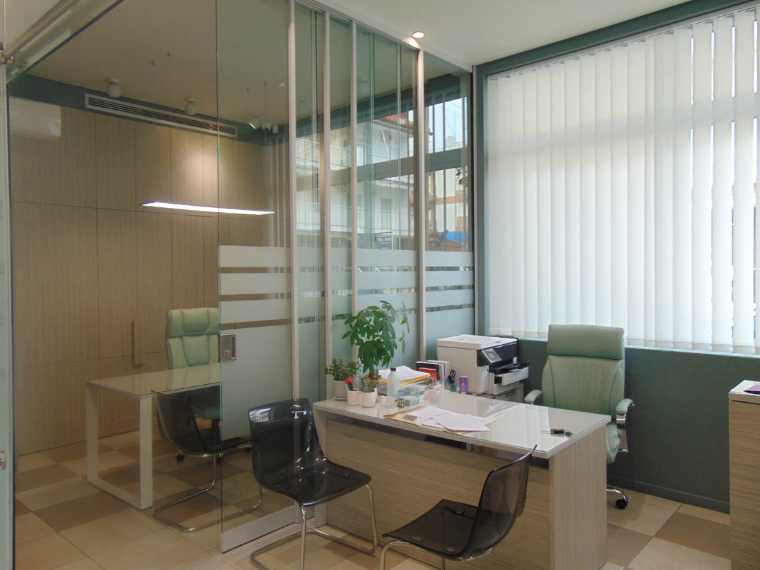 Συρόμενο σύστημα σε εσωτερικό γραφείου που διαχωρίζει 2 γραφεία